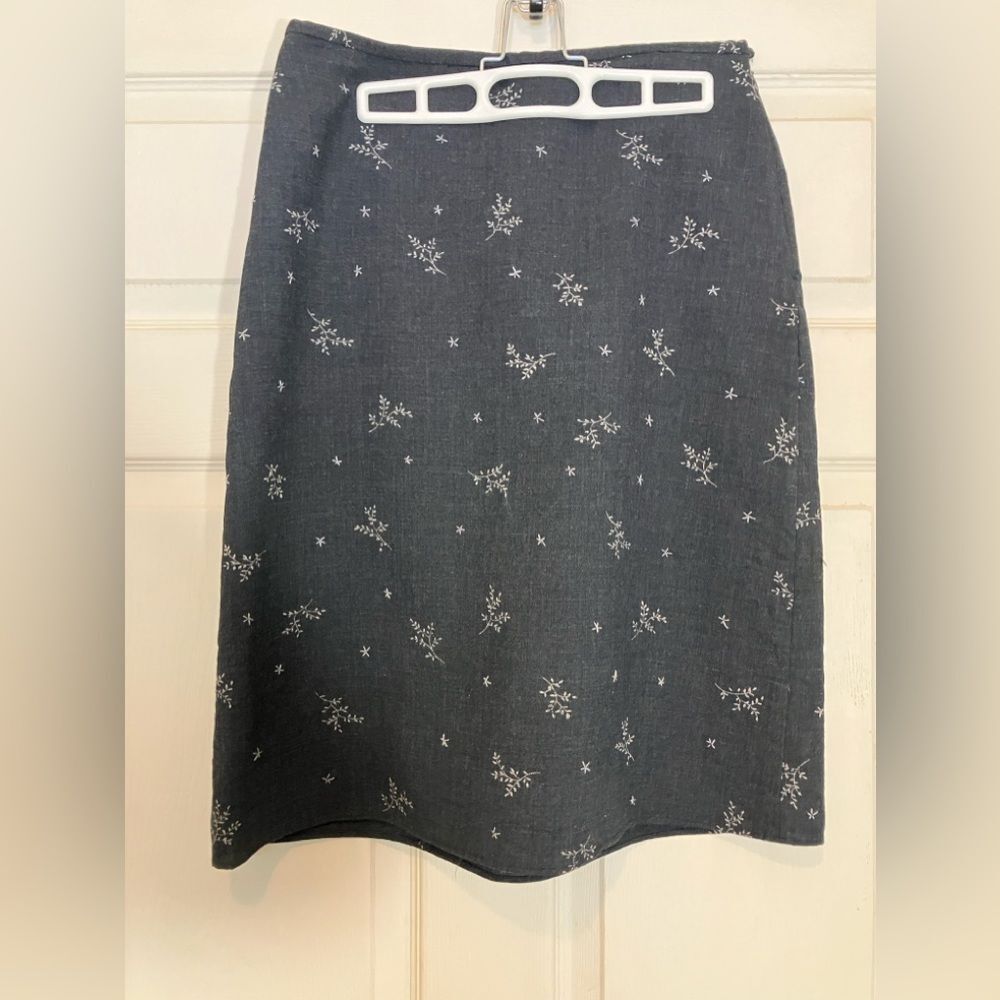 Gap, mini skirt, beautiful detail, charcoal gray, size 6, excellent shape
